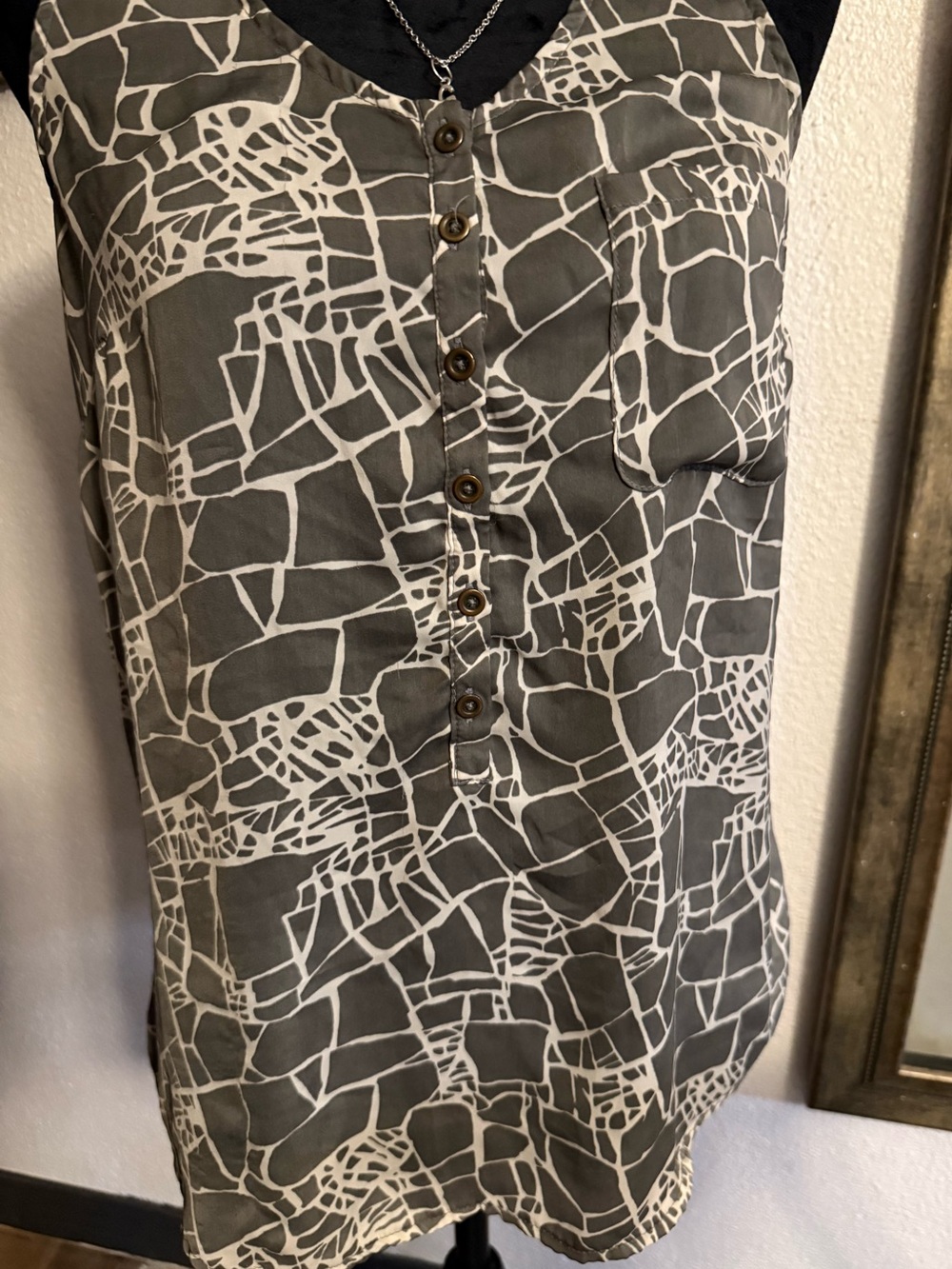 Mossimo Abstract Crackle Mosaic Print Henley Tank Top Blouse Grey White •Size M•